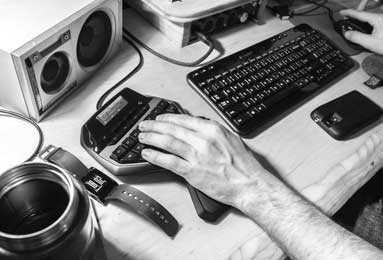 安装imToken钱包官方软件后，如何通过关注宏观与行业动向把握投资时机？